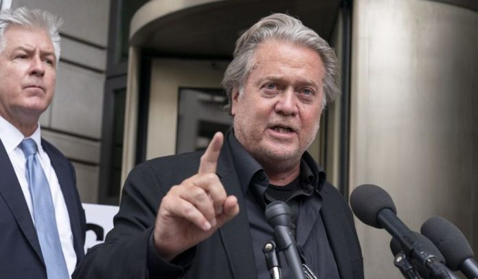 O ex-assessor do ex-presidente Donald Trump, Steve Bannon, se entregou às autoridades de Nova York na manhã desta quinta-feira (8)