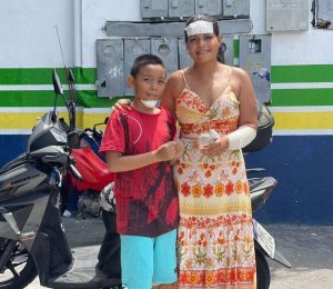 A administradora Andreza da Silva e o filho, Arthur Jonathan da Silva, ficaram feridos após um acidente com linha de cerol chilena nessa terça-feira (6)