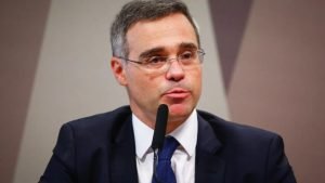 Ministro derruba censura de reportagem, mas barra investigação de imóveis dos Bolsonaros
