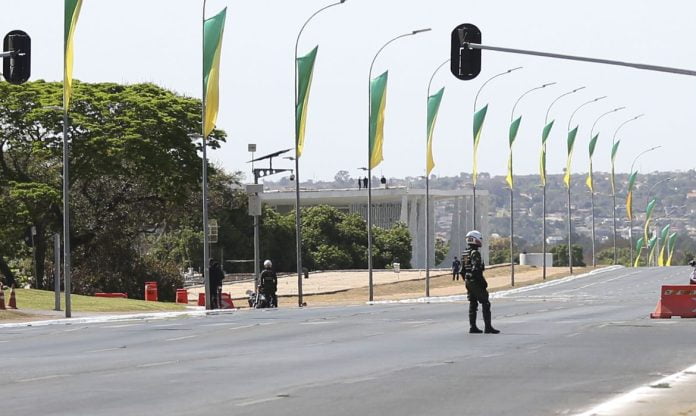 Esplanada dos Ministérios está bloqueada para veículos