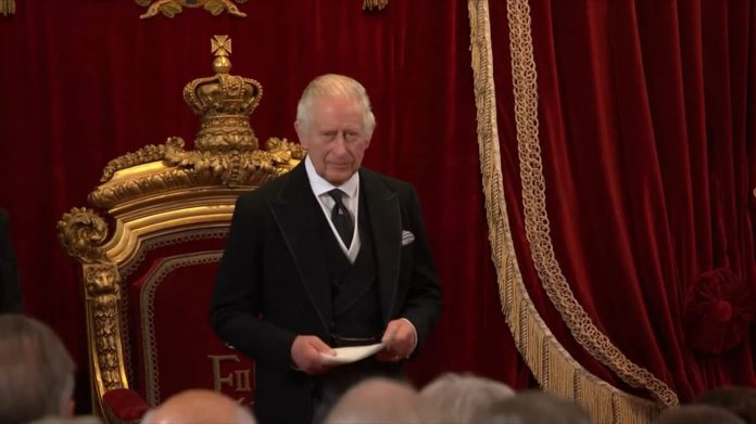 Charles III é proclamado monarca do Reino Unido em cerimônia