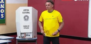 Bolsonaro vota, mas não se compromete a aceitar resultado das eleições