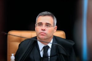 O ministro André Mendonça, do Supremo Tribunal Federal (STF), rejeitou nesta terça-feira (25) pedidos para investigar o presidente Jair Bolsonaro por ter dito que meninas de 14 e 15 anos se vestiam para fazer programa