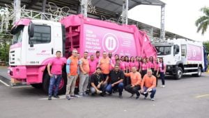 Caminhões de lixo cor de rosa circulam em campanha de conscientização ao “Outubro Rosa”