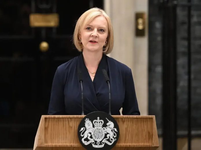 Quarenta e cinco dias após assumir o governo britânico, a primeira-ministra Liz Truss renunciou nesta quinta-feira (20)
