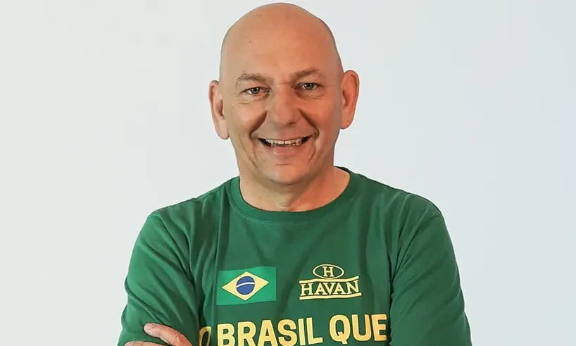 A campanha do candidato do PT ao governo de Santa Catarina, Décio Lima, divulgou um áudio de 2018 em que o empresário Luciano Hang, dono das lojas Havan, pede para que o então secretário da Fazenda do estado, Paulo Eli, atrase o salário ou "demita metade" dos professores catarinenses