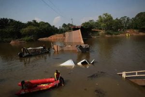 O Corpo de Bombeiros do Amazonas (CBMAM) retirou, na tarde dessa quinta-feira (6), a carreta que transportava sacos de cimentos e que ficou submersa após o desabamento de uma ponte no rio Curuçá