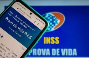 Informação que circula no WhatsApp afirmando que a validação de prova de vida do Instituto Nacional do Seguro Social (INSS) depende de voto no candidato à reeleição Jair Bolsonaro (PL) é falsa
