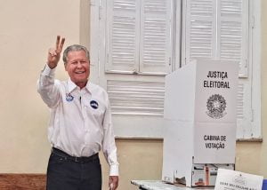 Arthur Virgílio, candidato ao Senado, vota em colégio no centro de Manaus