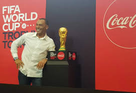 Taça original da Copa do Mundo chega ao Brasil e ficará exposta até domingo