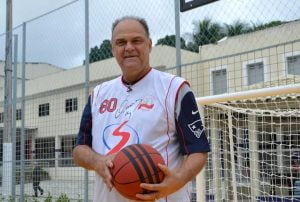 Ídolo do basquete brasileiro, Oscar interrompe tratamento de câncer