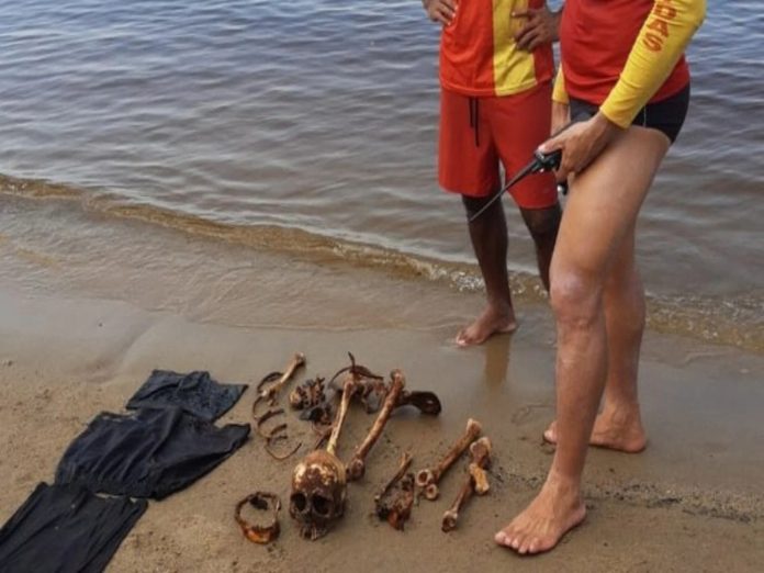 IML faz perícia em ossada humana encontrada na praia da Ponta Negra
