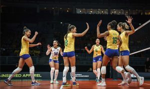 Vôlei feminino do Brasil encara Sérvia em disputa por título inédito hoje