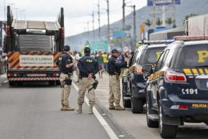 Moraes autoriza PRF a prender e multar manifestantes em estradas