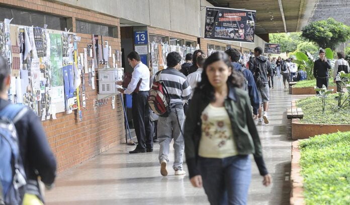 Governo congela R$ 366 milhões de instituições de ensino superior