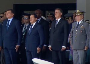 Bolsonaro participa de formatura militar, primeiro evento após eleições