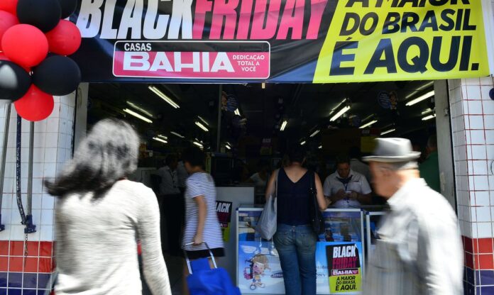 Consumidores entram em loja para fazer compras