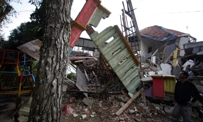 Casas são destroçadas por terremoto em Java, na Indonésia