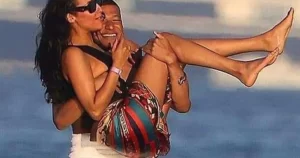 Craque Mbappé carrega modelo Ines Rau em praia