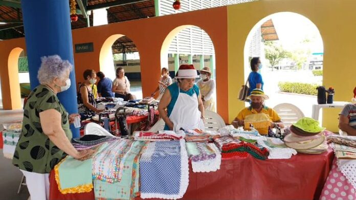 Idosos comercializam artigos de Natal em feira de Manaus