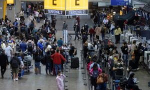Passageiros em aeroportos brasileiros vão ter de usar máscaras contra Covid