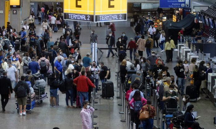 Passageiros em aeroportos brasileiros vão ter de usar máscaras contra Covid