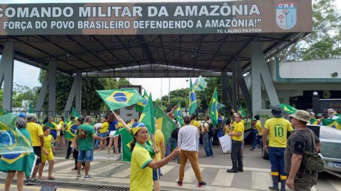 SSP e Conselho Tutelar negociam com manifestantes em frente ao CMA