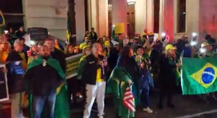 Manifestantes hostilizam ministros do STF em Nova York