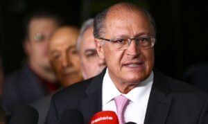 Alckmin anuncia Mantega e irmã de Marielle na equipe de transição