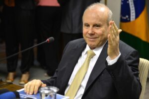 Ex-ministro Guido Mantega pede para deixar equipe de transição