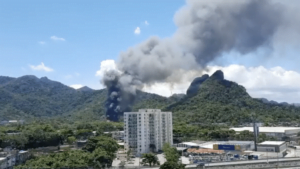 Incêndio destrói cenário da novela "Todas as Flores" da Globo