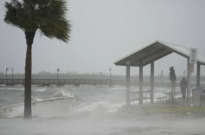 Tempestade Nicole deixa 110 mil sem energia na Flórida