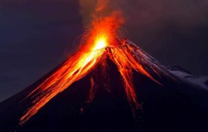 Maior vulcão em atividade do mundo entra em erupção no Havaí