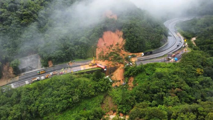 30 desaparecidos são contabilizados em deslizamento de rodovia no PR