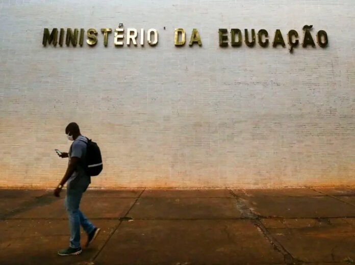 Governo recua e desbloqueia verba de universidades federais