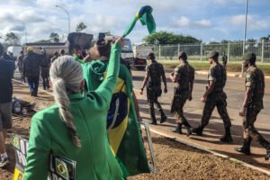 Tentativa de dispersar acampamento em Brasília termina com agentes expulsos