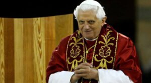 Papa Francisco pede orações ao antecessor Bento XVI após piora de saúde