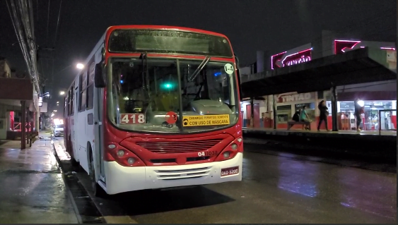 Assaltantes disparam dentro de ônibus na bola da Suframa e criam pânico