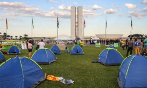 Bolsonaristas começam a deixar acampamento em frente a QG do Exército