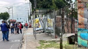 Mulher morre ao ser atingida por picape em ponto de ônibus de Manaus