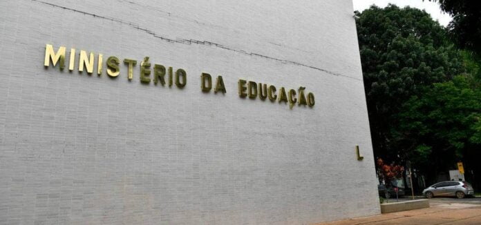 Governo volta a bloquear verba de universidades poucas horas após desbloqueio