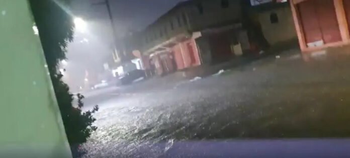 Chuva na madrugada causa destruição em Manaus; veja vídeos