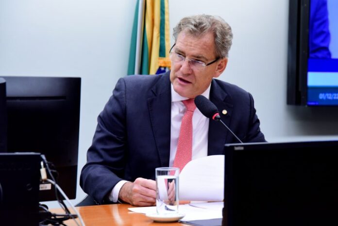 Comissão da Câmara aprova novas regras para trabalho de brasileiros no exterior