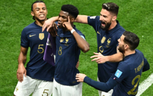 França sofre, mas derrota Inglaterra e vai às semifinais da Copa
