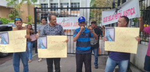 Familiares e amigos de mulher morta em parada de ônibus fazem protesto