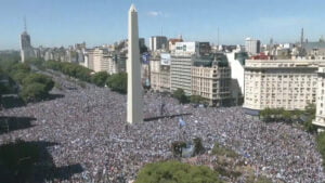 Milhões de argentinos recebem seleção campeã em Buenos Aires