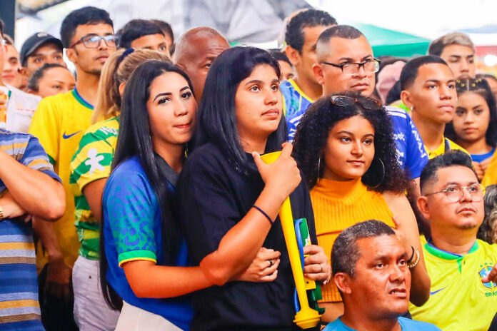 Rua da Copa reúne mil pessoas nesta sexta-feira