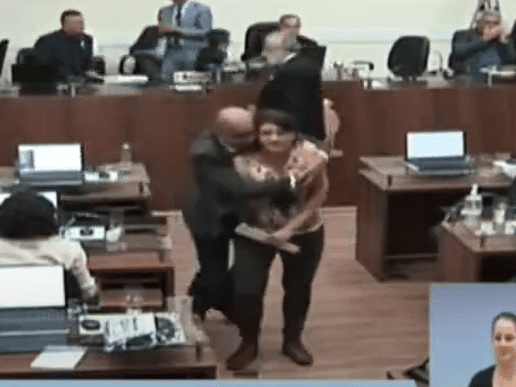 Vereadora é abraçada e beijada à força por parlamentar em sessão da Câmara