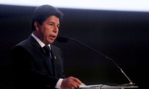 No Peru, Castillo chama sucessora de "usurpadora"