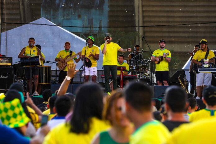 Torcedores comemoram vitória do Brasil na Arena da Amazônia